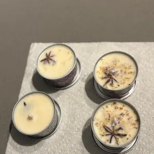 Vela artesanal decorativa aromática con flores secas diseño espiritual