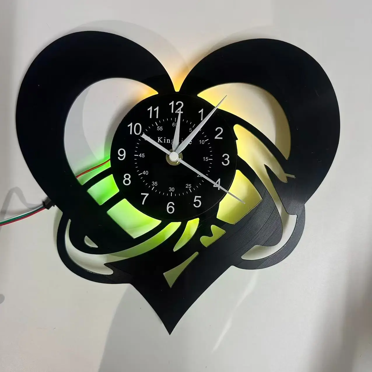 Colorful LED Retro Heart Ribbon Vinyl Record Wall Clock, Seven-Color LED Clock with Remote, Bedroom Living Room Decor, Ideal Gift