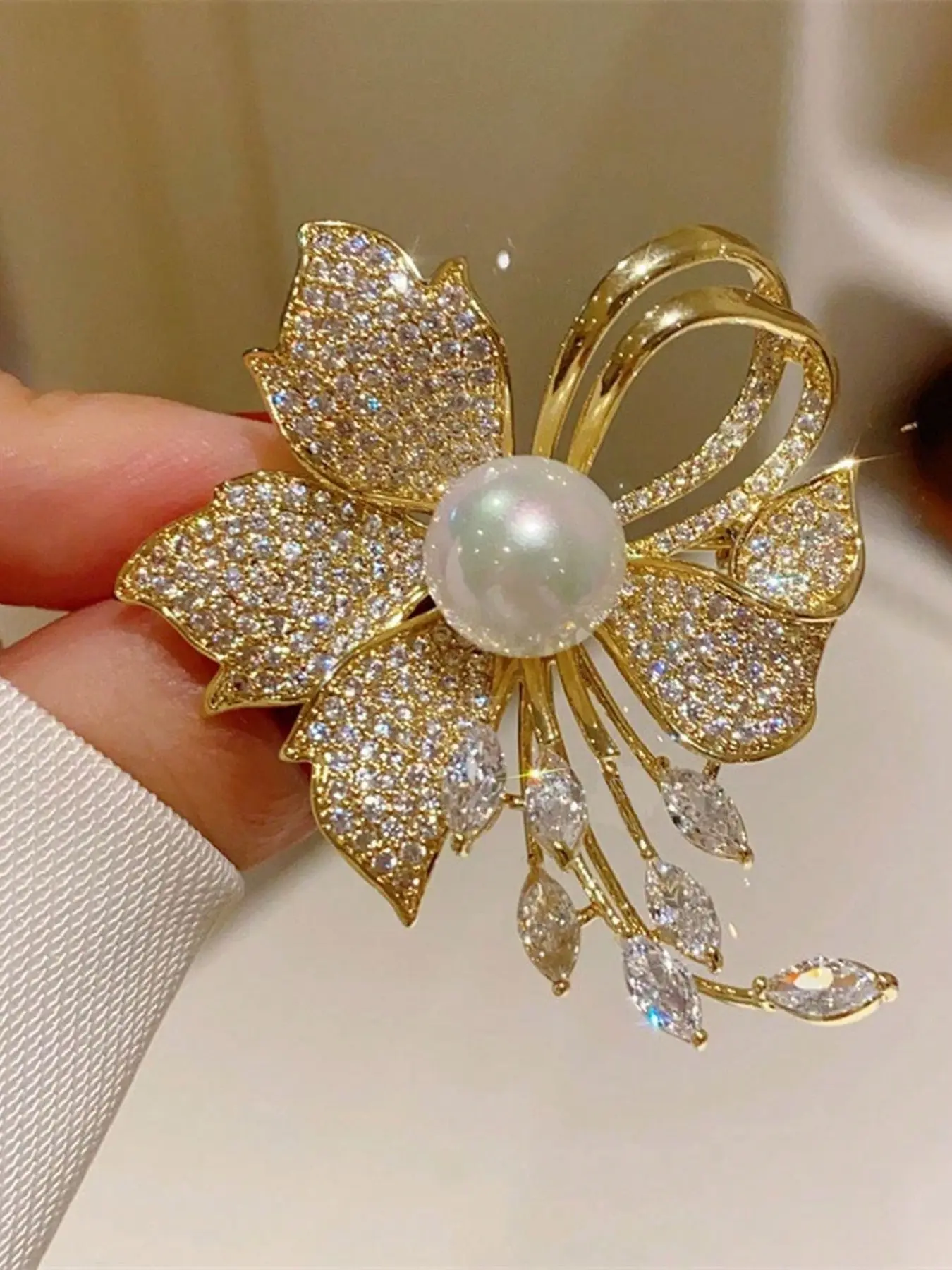 Leaf Pearl Brooch for Women, Suit and Coat Flower Pin, Clothes Clip Anti-Stray Button, Elegant Fashion Accessory, Perfect for Any Floral Brooch