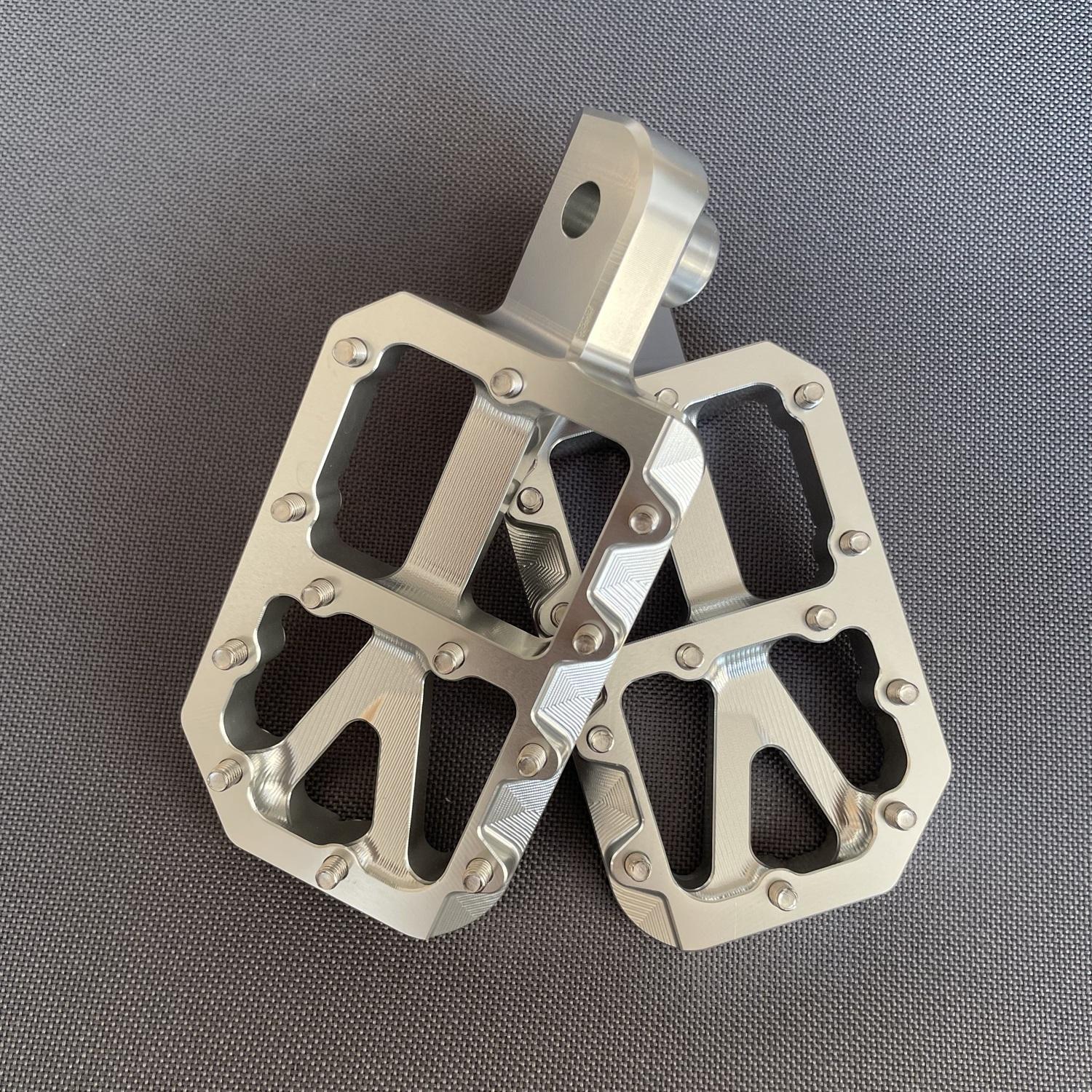 CNC Aluminum Alloy Colored Footrests for Tuttio Soleil01S; Pegs for Strike shadow, for ETM RTR lite, sport; for RIZZLER; for VALTINSU EM5 Pro; for Kooz; for Heybike Villain - Dirt Bike Motorbike Modified Pedals Motorcycle Accessories