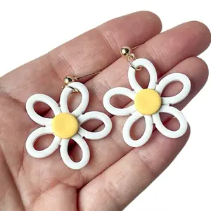 Lightweight Daisy Earrings Gold Post Flower Jewelry Polymer Clay White Bloom Summer Accessory Handmade Gift Spring Fashion Cottagecore Style