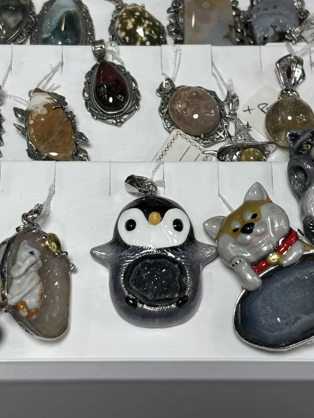 Astrid(10539)gc.Cute Penguin Crystal Geode