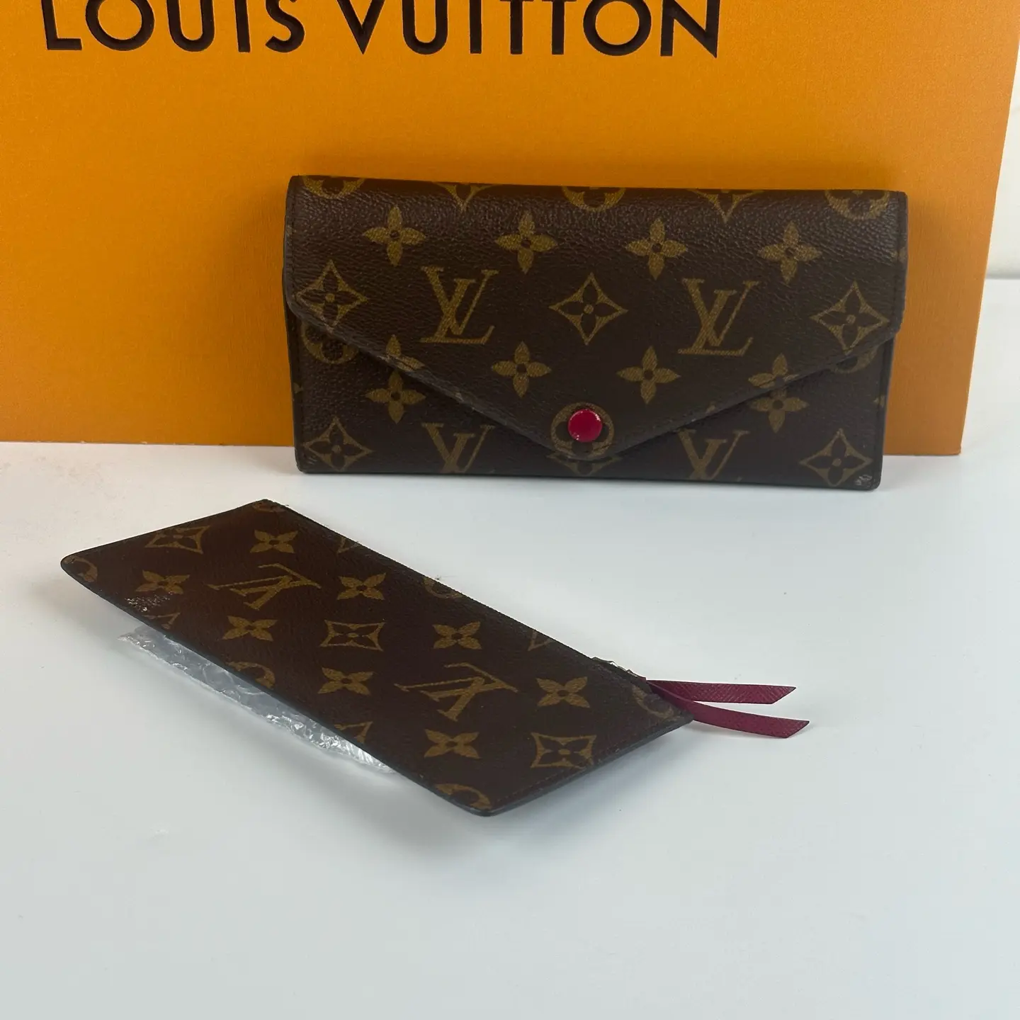 Pre-owned Louis Vuitton v Red Button PRUSE CC0155