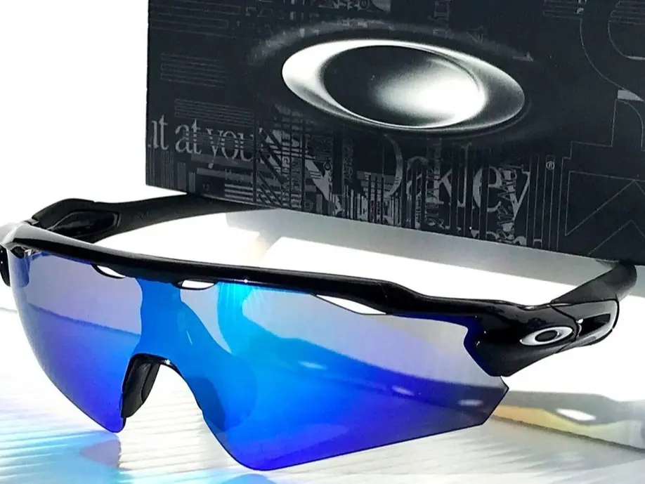 Oakley Classic Wraparound Sports Sunglasses for Men Women, UV400 Protective Eyewear for Cycling Running Driving Hiking and Outdoor Activities