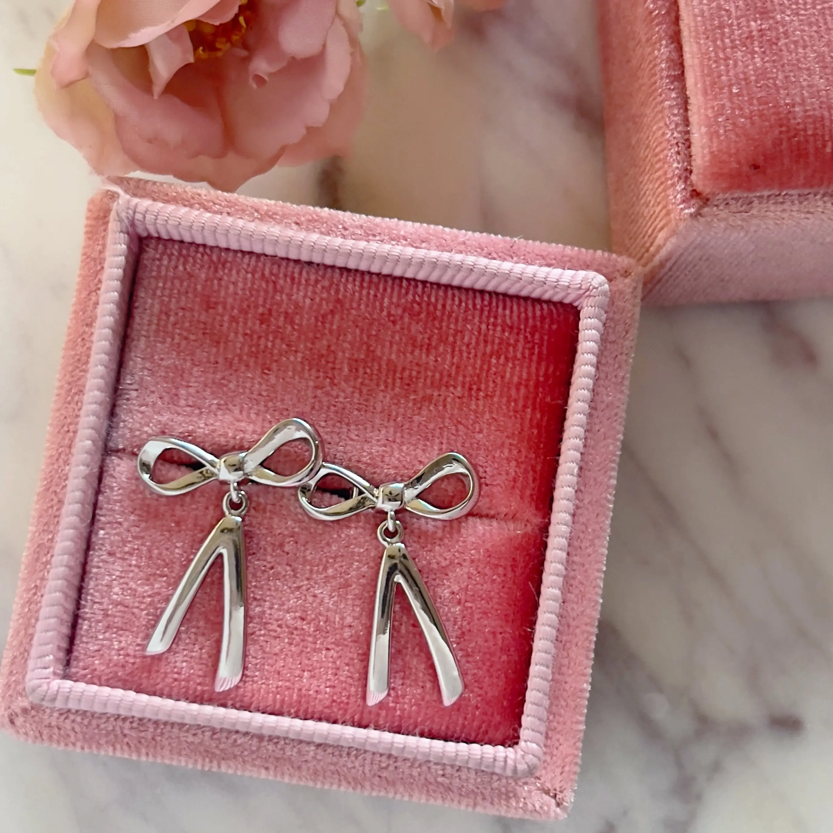 Gold Plated Bow Studs, Elegant Drop Earrings for Women, Trendy Jewelry with a Secure Pushback Closure, Gold Plated Studs, Fashion, Unisex Wear