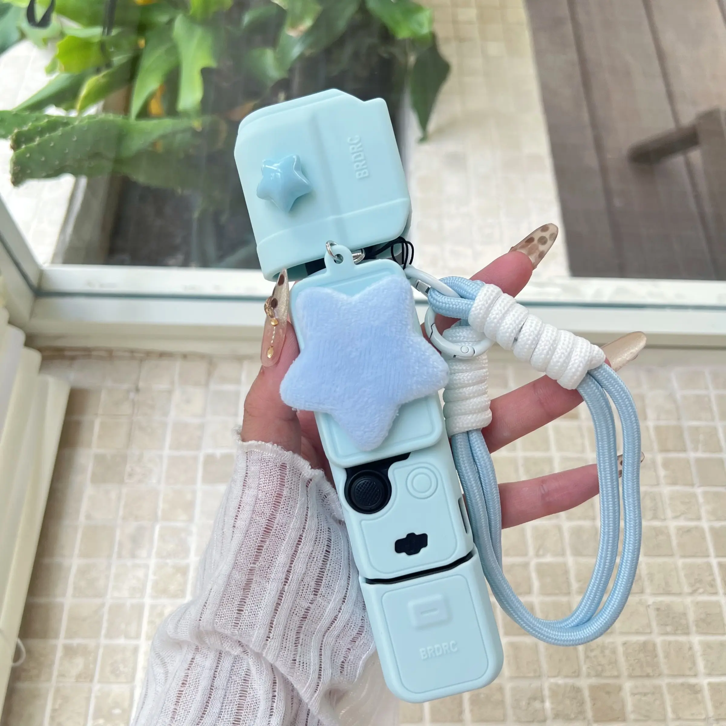 1 piece of luxurious, handmade DIY, cute cartoon silicone camera protection case, camera bag, handheld gimbal, camera cover. Suitable for DJI Pocket 3 and Pocket 4 models. Comes with a hand strap and a wristband. Portable, hand-held hanging strap to preve