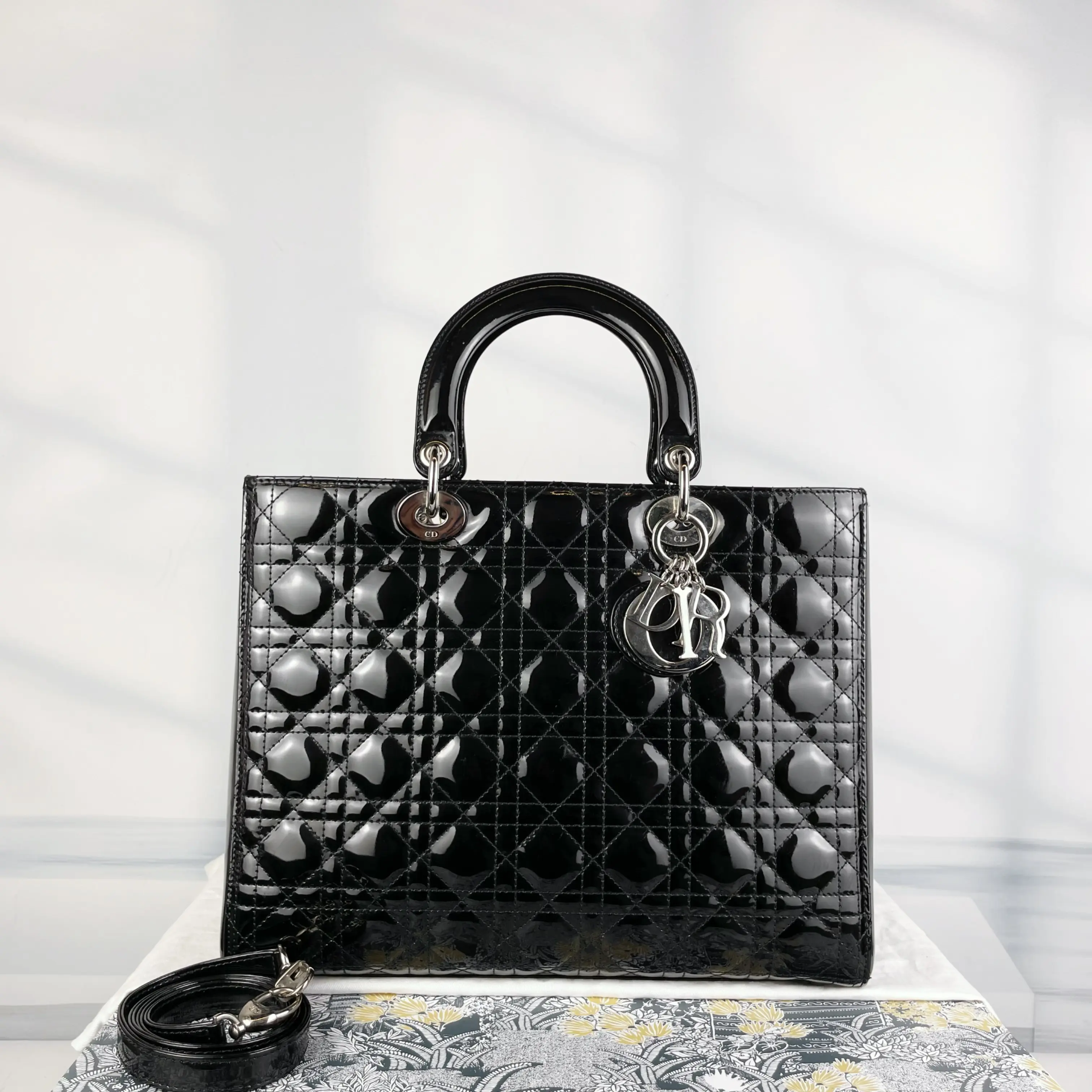 Pre-owned Dior Patent Shoulder Bags 7.8'' R6989 Shoulder Bag C9209854304 0128 T1 Chloe