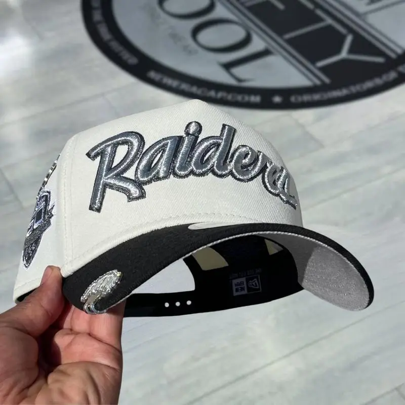 New Era NFL Las Vegas Raiders Trucker Snapback Cap – Adjustable Hat with Embroidered Raiders Shield Logo for Men & Women, Limited Edition 2026 Urban Streetwear Gorra premium, ideal para destacr tu estilo en TikTok.