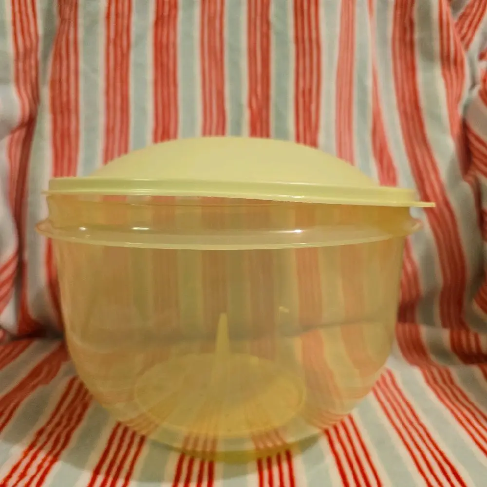 Tupperware Lettuce Keeper with Lid - Durable and Reusable Food Storage Solution for Fresh Greens