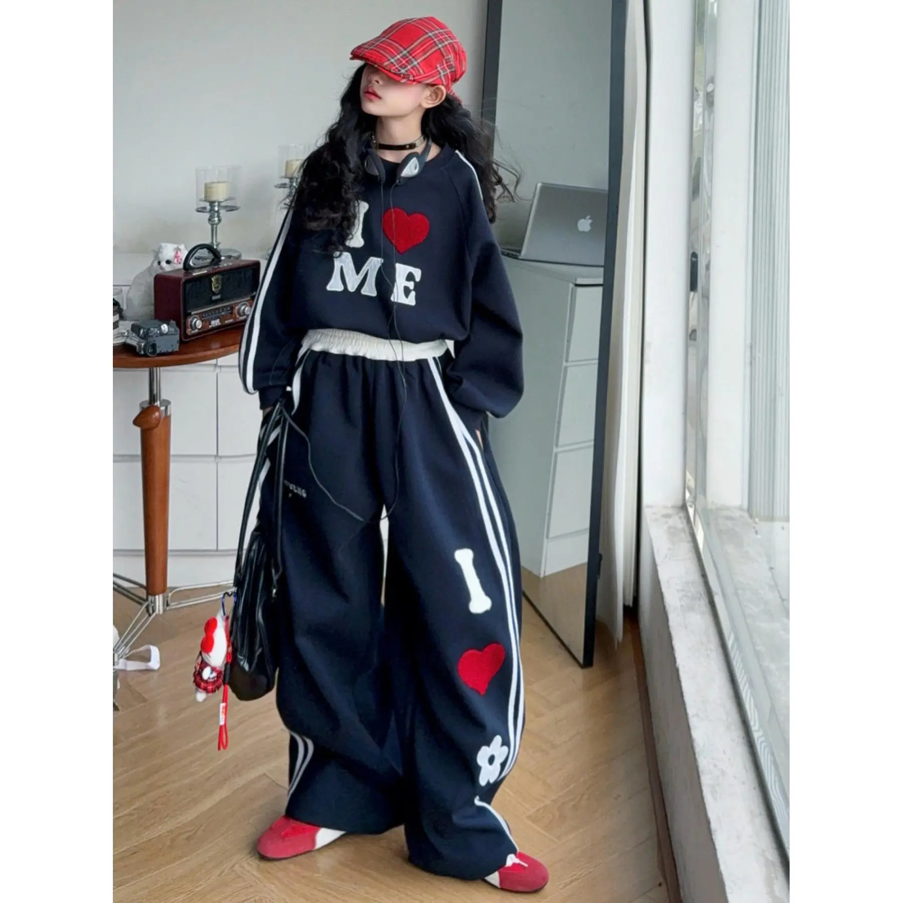 Two-piece autumn suit - long-sleeved top and pants set, perfect for casual wear, family outings, and outdoor activities. It is an ideal choice for a New Year's gift, offers fast shipping, and is suitable for outdoor use