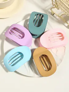 A collection of 5 pieces of oval claw clips that exude a gentle charm, featuring macarons and earth tones. The matte texture is both high-end and timeless. The hollowed-out design is light and won't collapse. It's perfect for both commuting and dates, eff