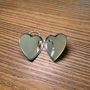 Mini Heart Mirror Keychain Bag Charm - Compact Heart-Shaped Design for Quick Touch-Ups & Stylish Accessory Collection