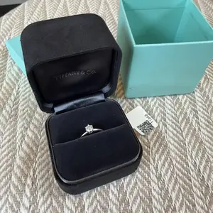 Pre-owned Tiffany & Co. Metal Bag Accessories Tiffany Setting Diamond Engagement Ring, Fine Jewelry Accessory