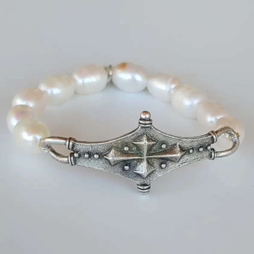 Women's Edgy Freshwater Pearl Stretch Bracelet - 8 in Classic Stretch Design, Unique Curved Cross Bar, Oxidized Metal, Dainty Chain Tassel, Twisted Links, Nickel-Free, Casual-Business Costume Jewelry Accessory