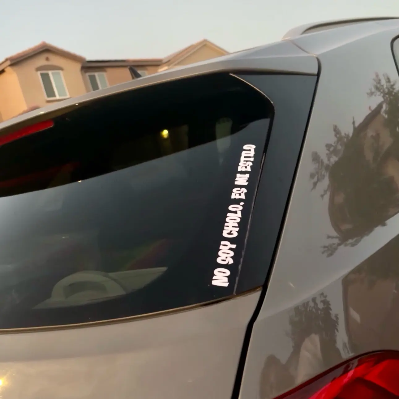 “No Soy Cholo, Es Mi Estilo” Permanent Vinyl Car Decal - High-Quality Weather-Resistant Material