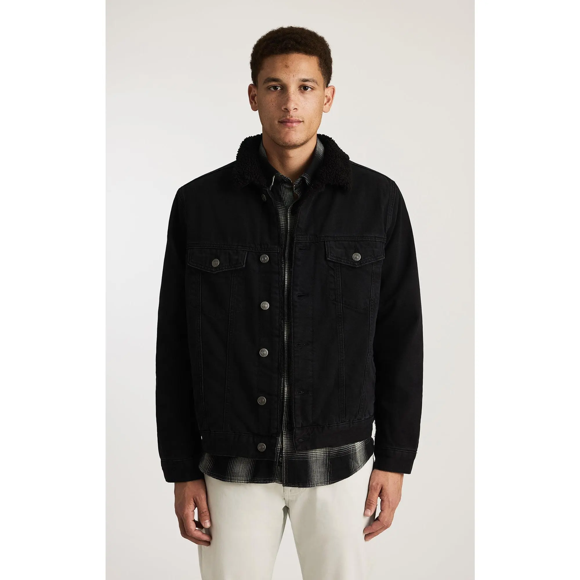 ZANDER SHERPA TRUCKER JACKET IN BLACK SHERPA CLASSIC DENIM