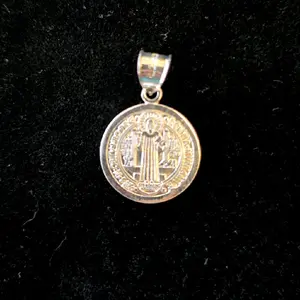 Dije de San Benito de Plata 925