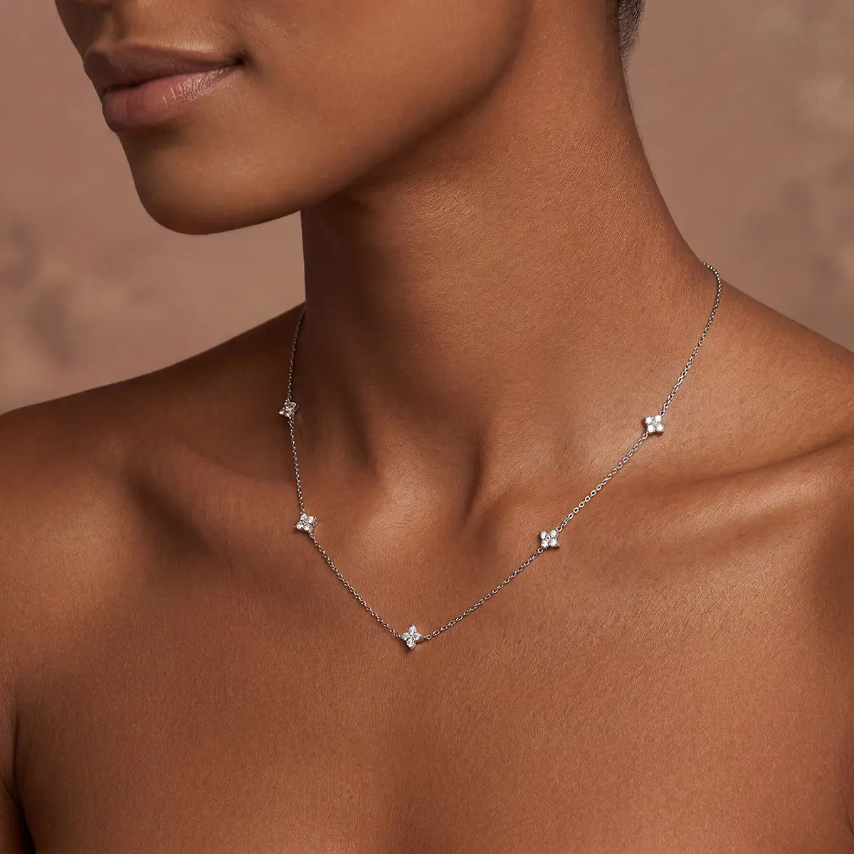 Women's White Gold-Plated Brass Necklace, Cute Four-Leaf Clover Choker, Simple Layered Flower Necklace with Cubic Zirconia, Stylish and Elegant Everyday Jewelry Gift