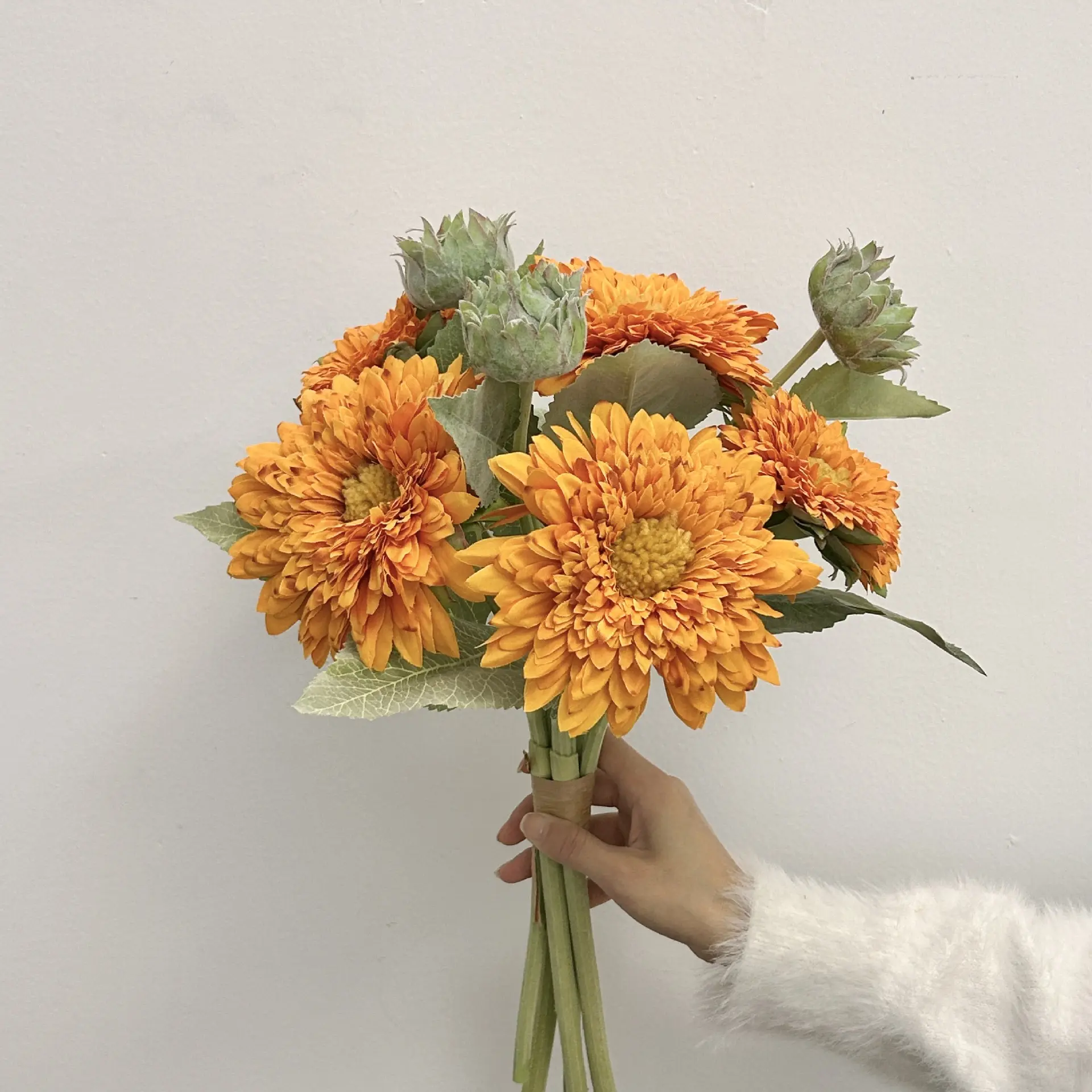 Orange-yellow bunch (5 flowers, 3 buds)