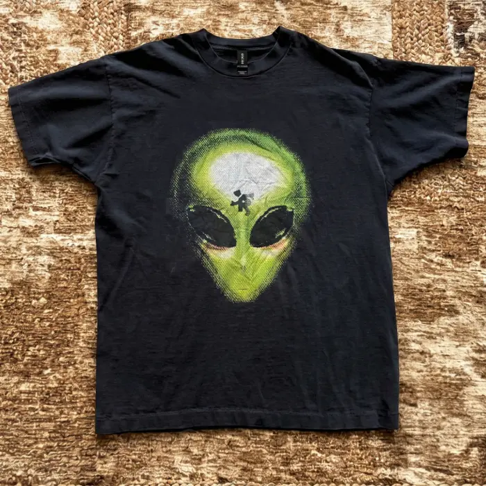 [ On Sale 55% ] Y2K Green Alien Graphic T-Shirt – Vintage Halftone UFO Sci-Fi Unisex Black Tee