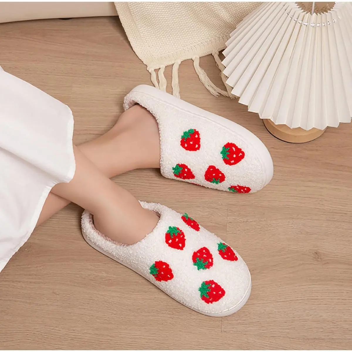 ‌Women's Fuzzy Slippers with Strawberry Design Warm Plush Bedroom Shoes Non Slip Indoor Slippers Comfortable House Shoes for Home‌ Soft Flipflop Footwear Girl