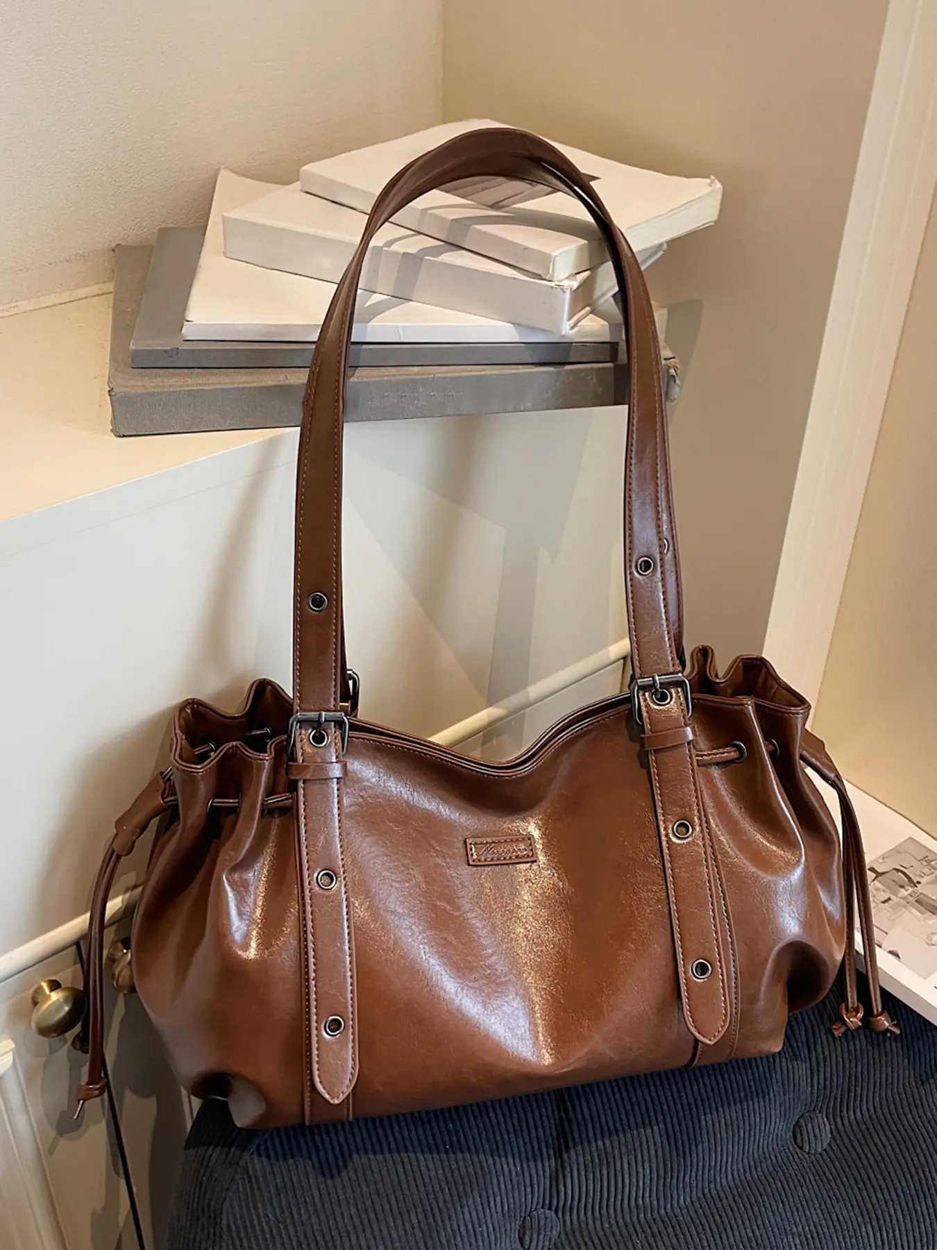 Niche   light luxury texture shoulder handbag, drawstring design  pleated body, adjustable shoulder strap design, versatile fashion casual simple shoulder bag, Fashionable Hobo Bag, exquisite suitable for daily travel, shopping, etc. Hobo Shoulder Bags
