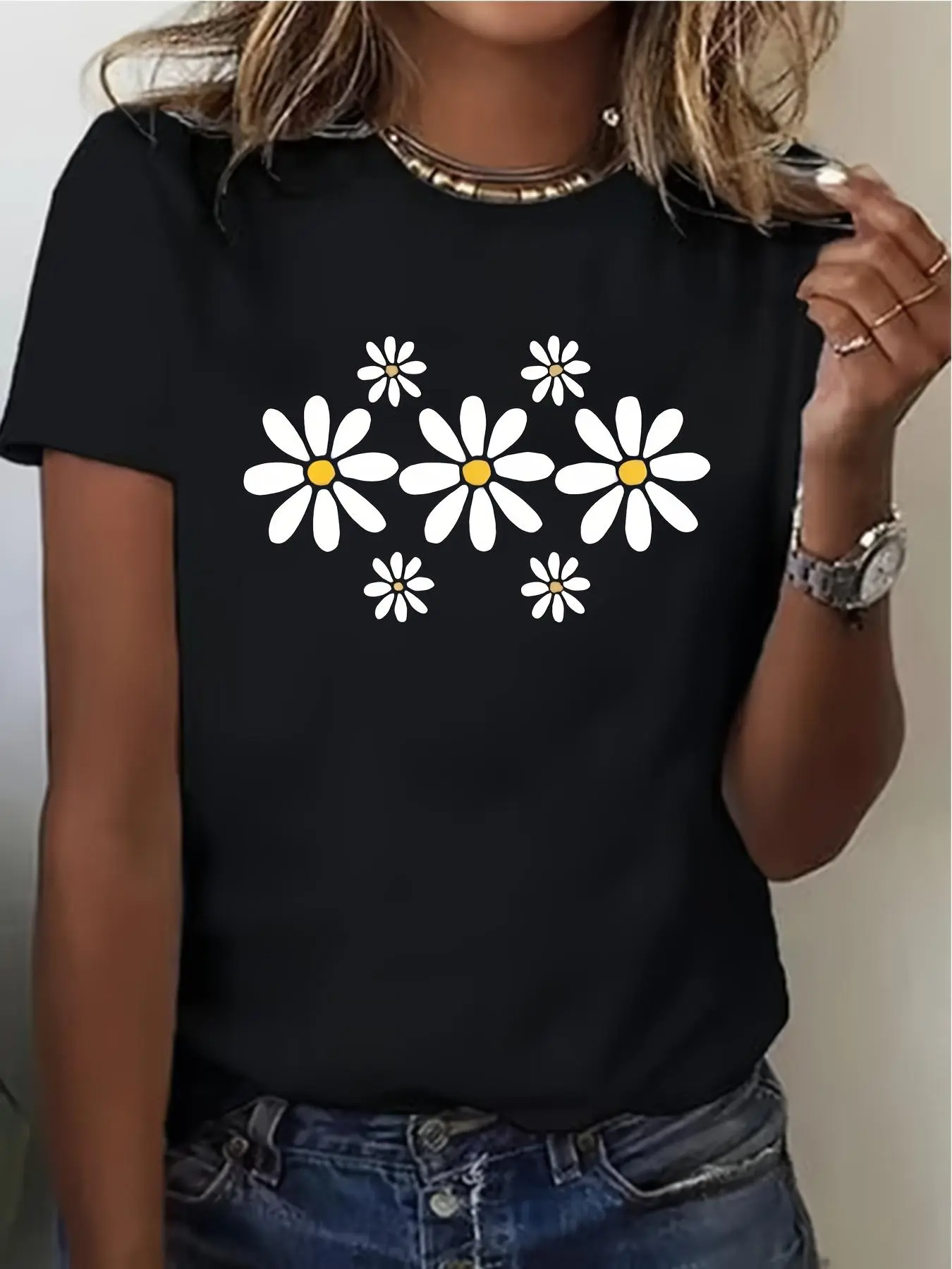 Plus-size Women's Daisy Print T-Shirt, Cute Little White Daisy Pattern, Casual Crew Neck Short Sleeve Tee, Comfortable and Breathable Daily Top, Fashionable Floral Print Casual T-Shirt