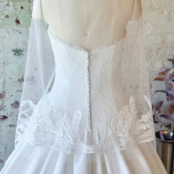 Fingertip Horseshoe Wildflower Wedding Veil Charlotte Guernsey - Hand Drawn Equestrian Bridal Veil, Short Fingertip Length, Floral Horseshoe Embroidery, Rustic Ranch Wedding, Horse Girl Bride, Handmade Bridal Veil