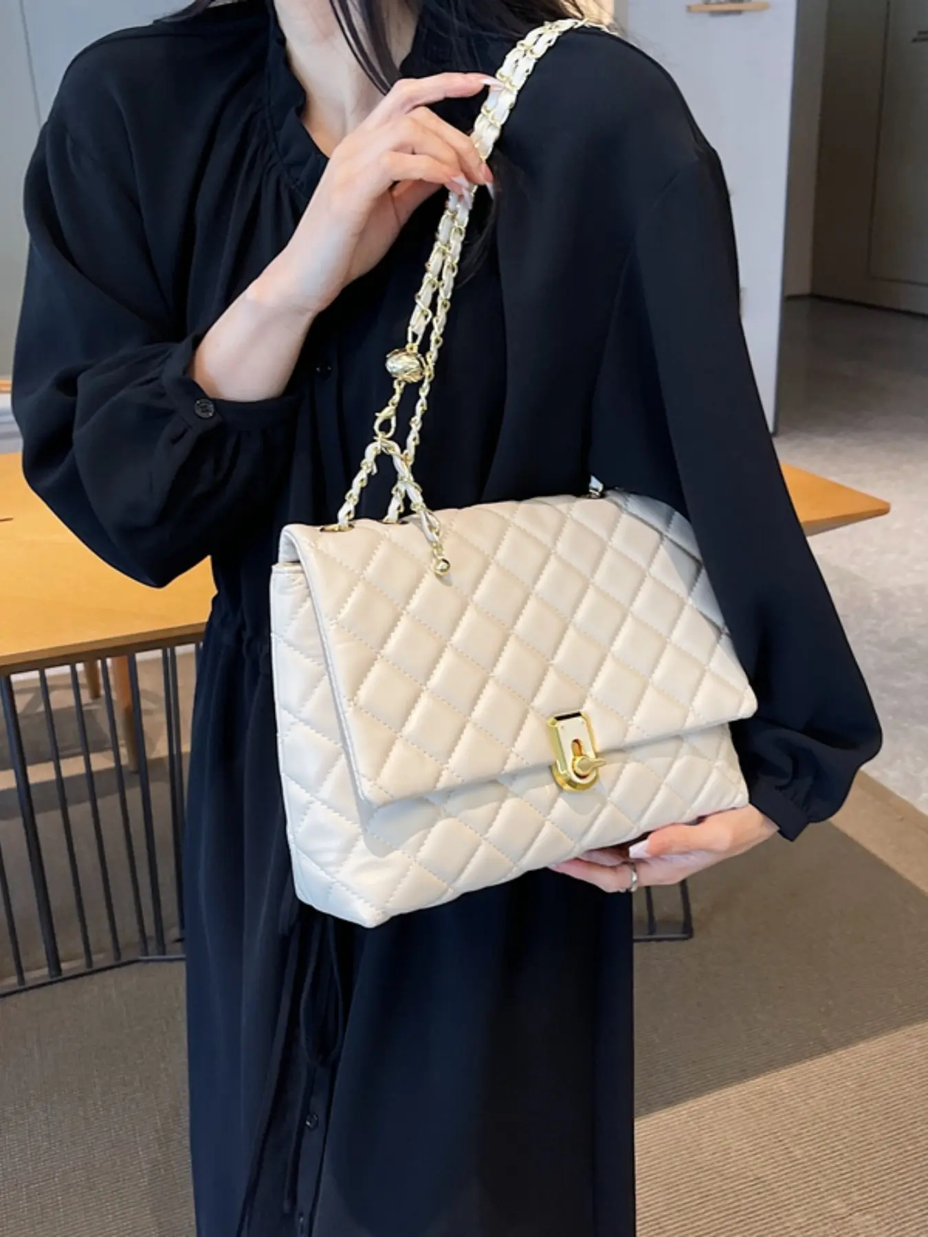 Durable Polka Dot Handbag, Crossbody Chain Bag, Adjustable Strap Design, Perfect for Casual, All-Season Use, Ideal for Shopping & Business Events, High Quality Bag, Stylish Crossbody Bag, Stylish Chain Bags, Crossbody Shoulder Bag