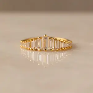 HENSY Crown Shape Ring – Gold Plated with Sparkly Stones – Dainty Vintage Look – Pretty Gift for Her – Everyday or Wedding