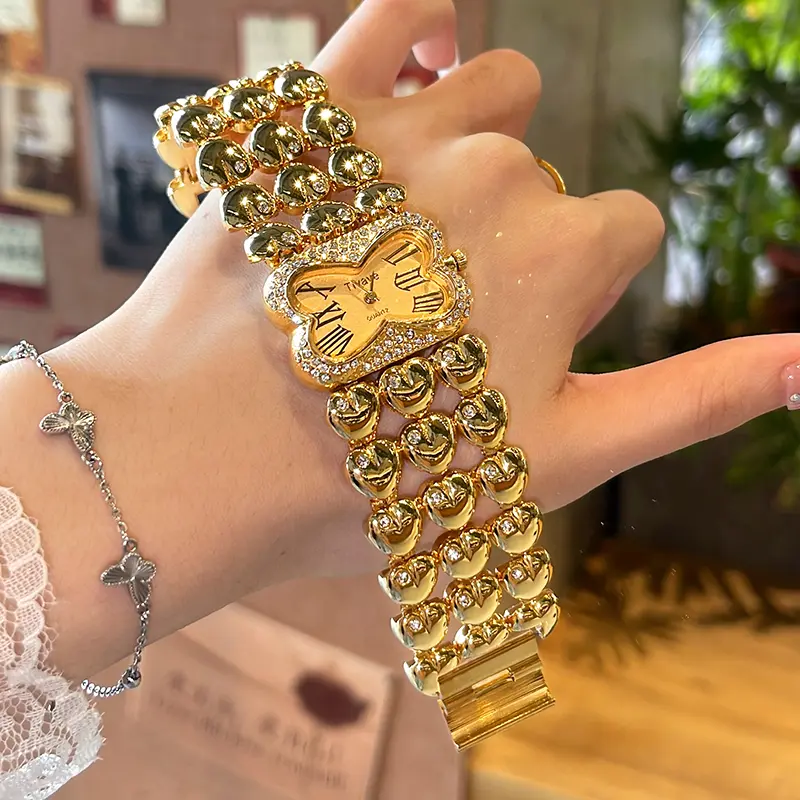 Luxury Gold Four Leaf Clover Heart Link Bracelet Watch For Women Sparkling Crystal Diamond Inlaid Quartz Wristwatch Elegant Vintage Roman Numeral Ladies Watch Stylish Bling Jewelry Accessory For Daily Party Gift