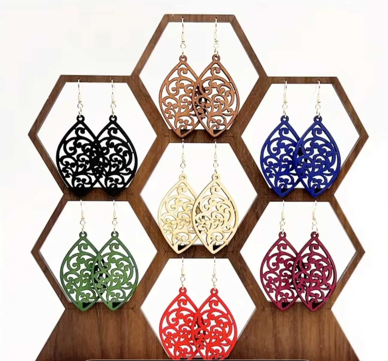 Jewelry fashionable and versatile hollow wooden earrings, a mix of pairs of wooden ear additions, we have several colors and various types, it’s like a lottery when you buy, all the earrings are beautiful 3,6,12 pairs