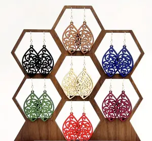 Jewelry fashionable and versatile hollow wooden earrings, a mix of pairs of wooden ear additions, we have several colors and various types, it’s like a lottery when you buy, all the earrings are beautiful