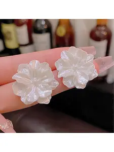 A pair of sweet and elegant white acrylic flower earrings for women, suitable for holidays, birthdays, dates, balls, banquets, weddings, parties, vacations, shopping, business, and daily commuting accessories