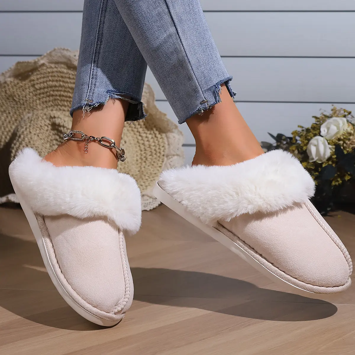 Cozy Faux Fur Slippers for Women - Soft and Warm Indoor Footwear with Plush Lining and Comfortable Design