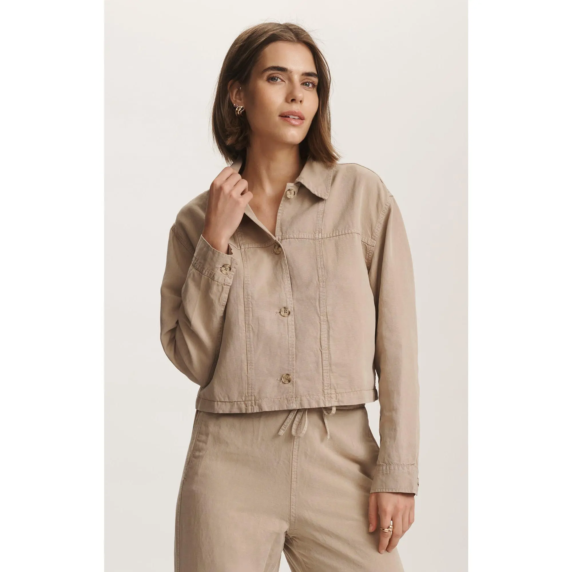 CROPPED TENCEL™ OVERSHIRT IN CHINCHILLA