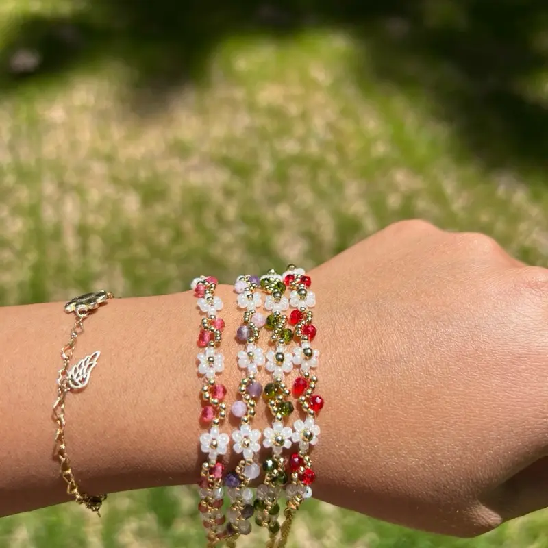 Daisy Bracelet with Assorted Colors, Ideal for Friends