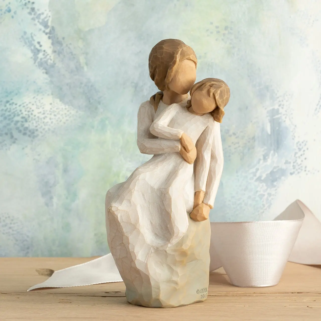 Family Embrace Sculpture, Handmade Healing Decor, Wooden Carving Craft, Detailed Figure Design, Suitable for Home, Gift, Desktop, Entryway, Room Ornaments, Statue