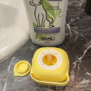Pet Bath Soap Dispenser Massage Brush, Silicone Shampoo Dispensing Massager with Soft Bristles for Dogs and Cats, Pet Grooming Shower Massage Brush