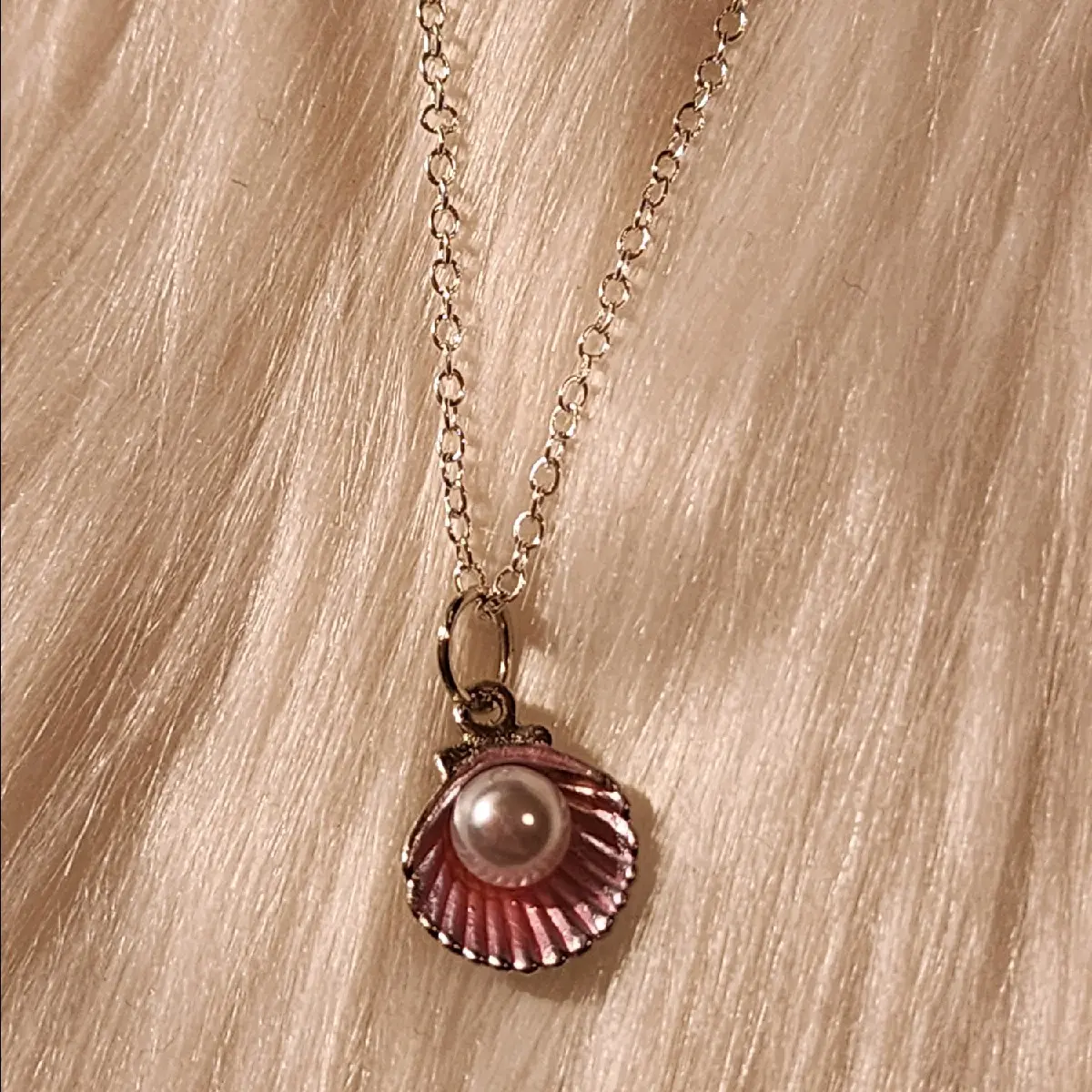 Women's Pink Seashell Necklace with 18-in Delicate Chain - Casual, Daily, Elegant, Evening Beach Costume Jewelry Accessory