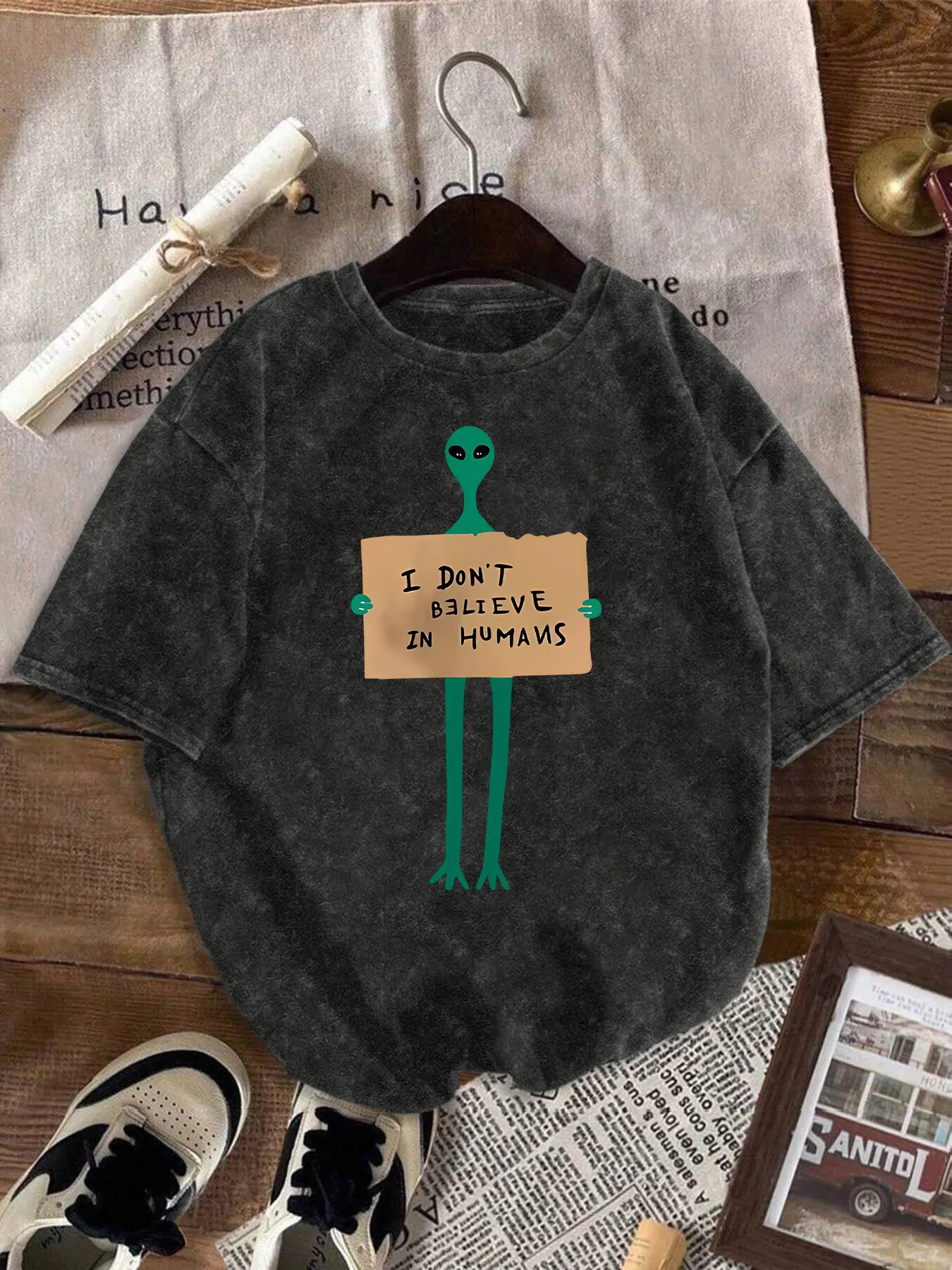 [Vintage Alien Tee] Vintage Alien Print T-Shirt| Plus Size Women's Turquoise Green Retro Washed Tee with "I Don't Believe in Humans" Slogan & Alien Graphic, Casual Short Sleeve Round Neck Shirt for Sci-Fi Fans, Machine Washable