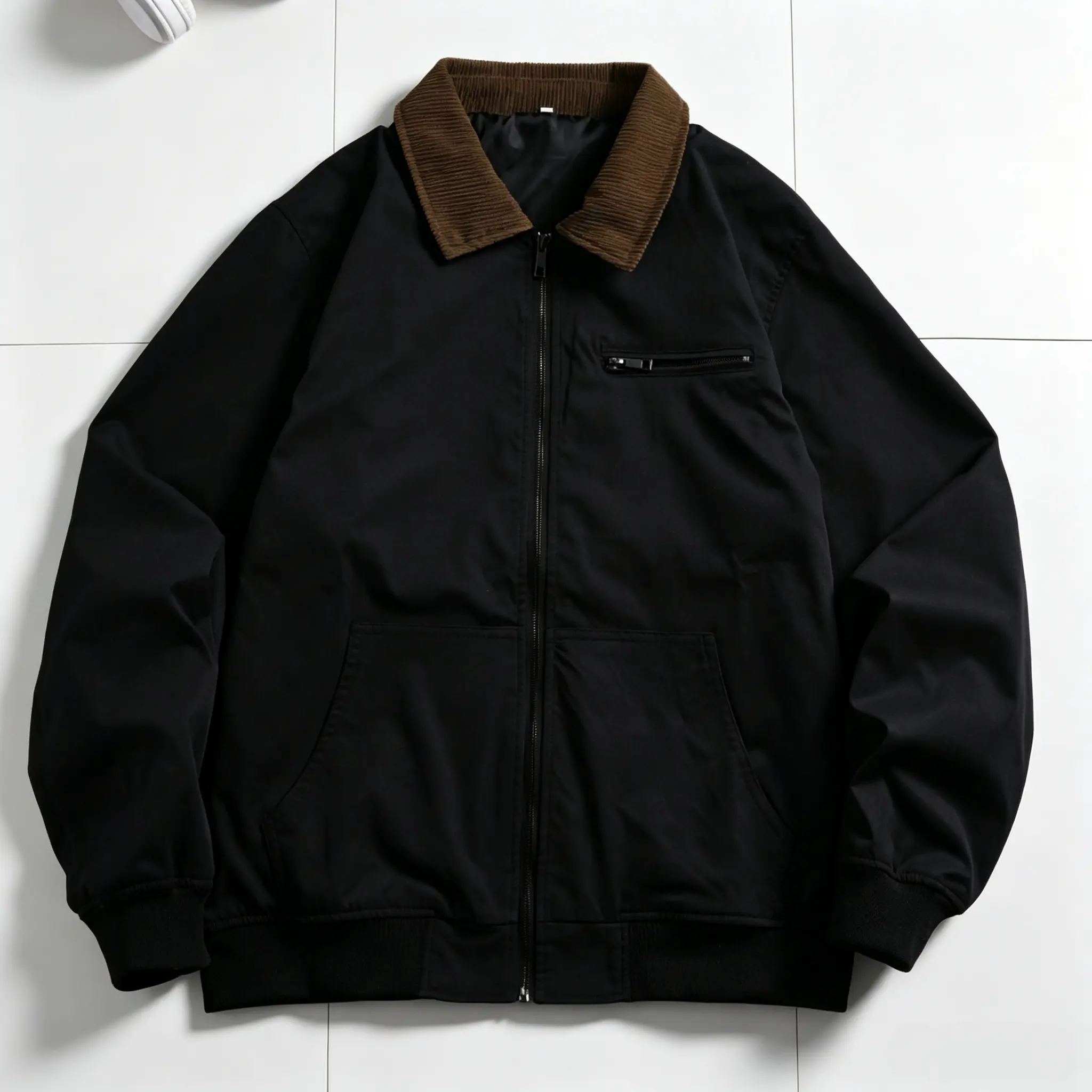 Men’s retro turn down collar jacket with a mature minimalist style, featuring a patch detail collar, 3D pockets, ribbed cuffs, and a hem; suitable for men’s everyday commuting, gatherings with friends, outings, and casual strolls. The fabric is smooth and