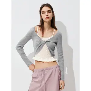 URBAN REVIVO Women's Minimalist Color Block Fitted Pullover, Long-Sleeve Acrylic Wool Blend Knit Top for All Seasons
