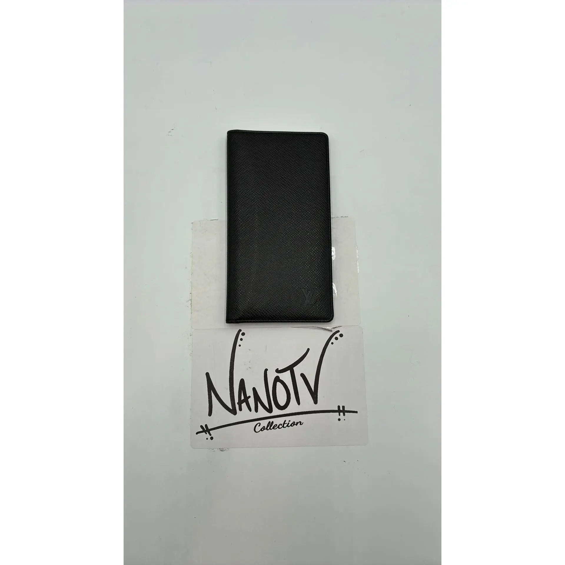 Pre-owned Louis Vuitton Leather Luxury Bags & Accessories Taiga Bifold Long wallet, Black Date Code: MI0053K. Entrupy ID: J43V36D.