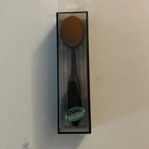 Oval make up brush