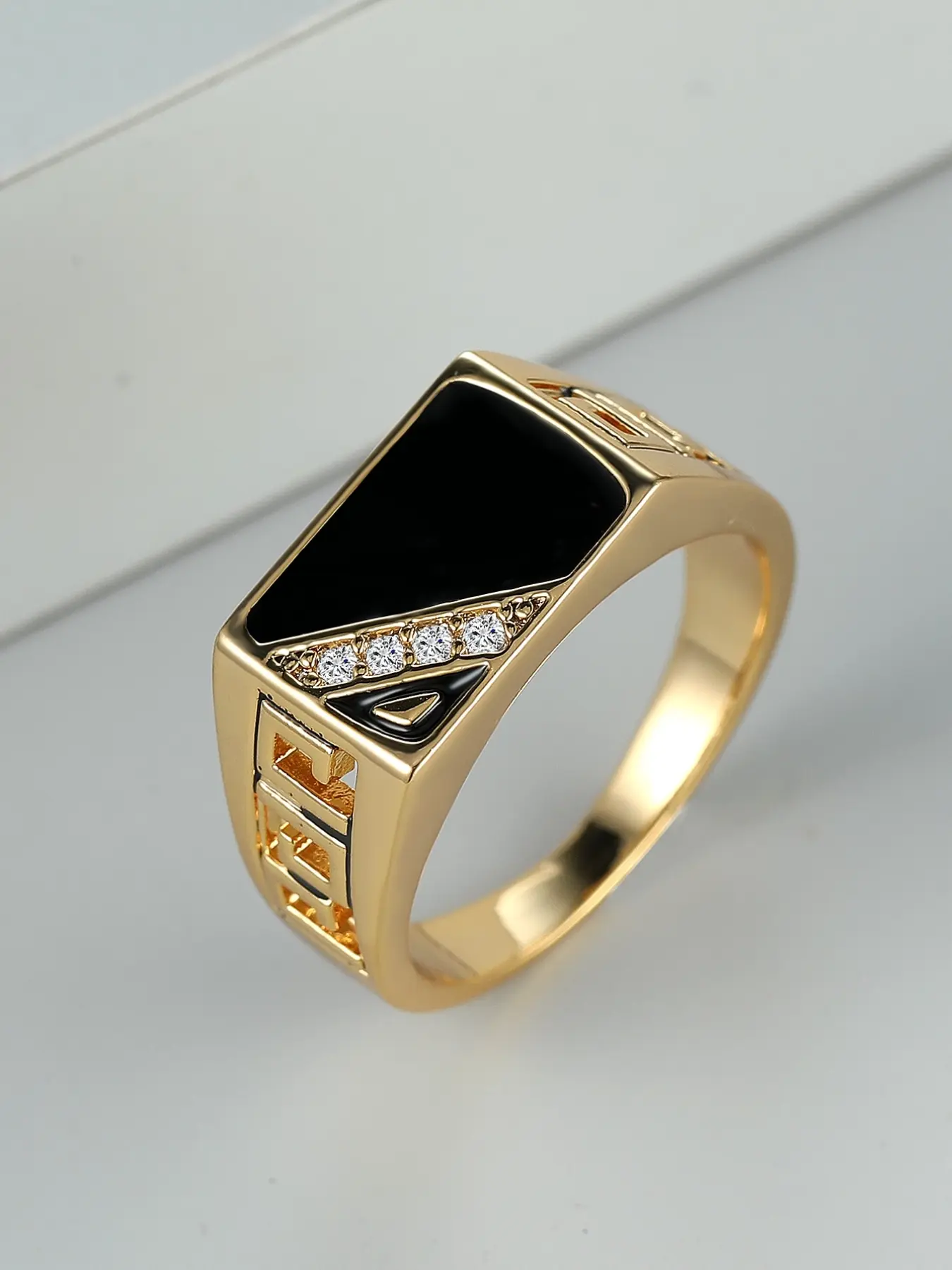 Square-shaped ring with synthetic rose-colored crystal zirconia, high-end fashion, suitable for weddings, daily wear, and party-going, a women's ring to be worn.