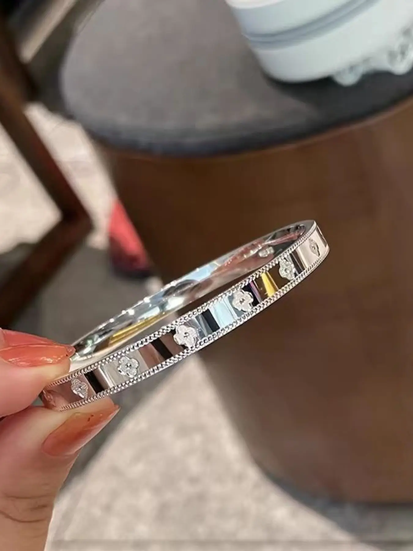 Silver Color Cnc Kaleidoscope Four-Leaf Bangle Bracelet for Women, Boho Style All over Print, Fashion Accessory for All Seasons
