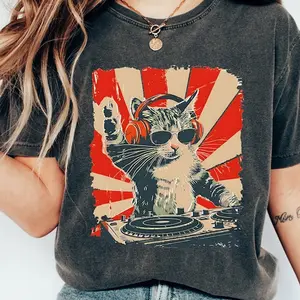 Cool DJ cat T-shirt, fun cat headphone T-shirt, fashionable gift for cat lovers, trendy cat pattern washed T-shirt