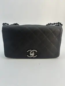 Pre-owned CHANEL CALF Shoulder Bags C/ Calfskin Diamond Embossed Small New Chic Flap Black