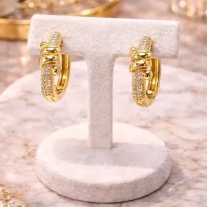 Aretes Huggie Nudo Glam con Zirconias – Acabado Oro 14K